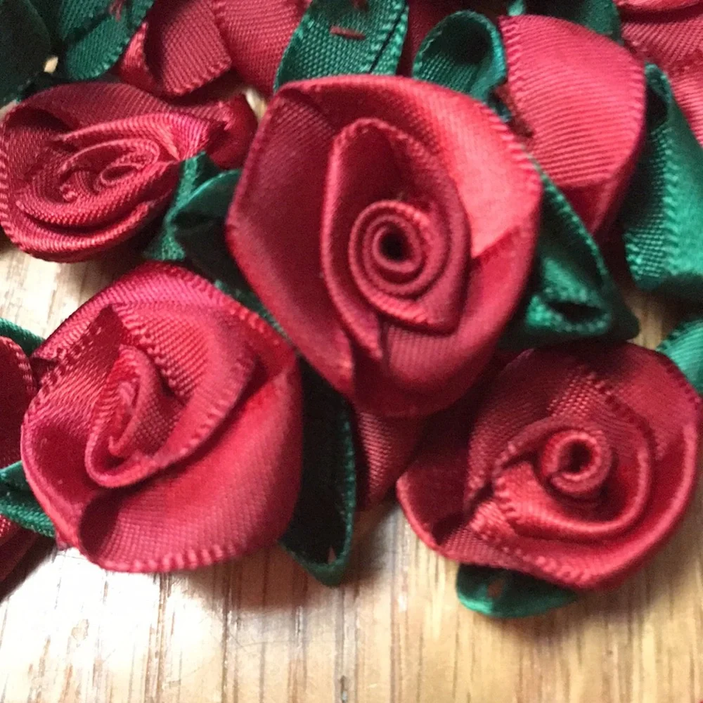 100 deep red ribbon roses New and unused - Picture 4 of 5